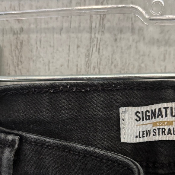 Levi’s Women's Black Jeans - Picture 4 of 5